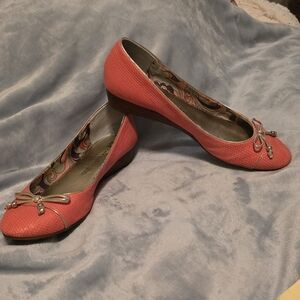 Anne Klein Iflex Coral With Gold Trim & Bow Accent Women's Shoes, Size 8